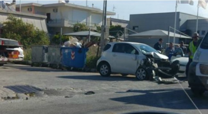 ΙΧ αυτοκίνητο έπεσε πάνω σε κολόνα της ΔΕΗ στο Περιγιάλι Κορινθίας ευτυχώς χωρίς να τραυματιστεί κανείς.