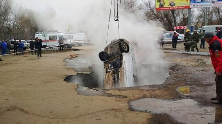 Φρικτό δυστύχημα στη Ρωσία: Άνοιξε η γη και κατάπιε το αυτοκίνητό τους - Έβρασαν ζωντανοί σε αγωγό καυτού νερού
