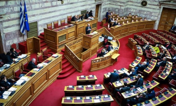 Υπόθεση Πετσίτη: Χαμός στη Βουλή – «Η κορυφή του παγόβουνου της διαπλοκής του ΣΥΡΙΖΑ»