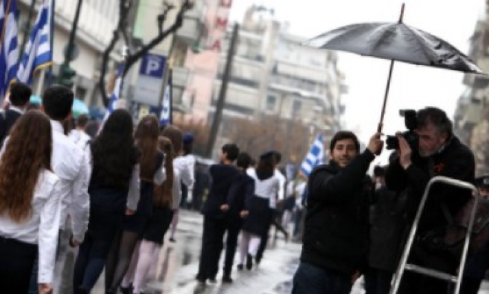Παρέλαση με… ομπρέλες; Νέα επιδείνωση του καιρού με βροχές την 28η Οκτωβρίου