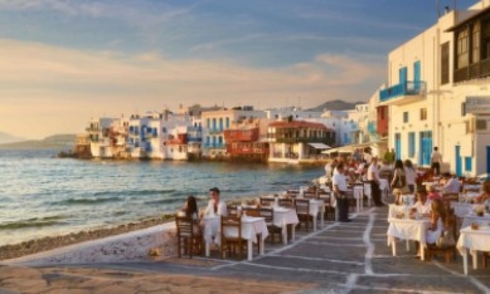 ΧΤΥΠΑ ΚΑΜΠΑΝΑΚΙ - Οι αφίξεις τουριστών αυξάνονται στην Ελλάδα αλλά… τα έσοδα μειώνονται!