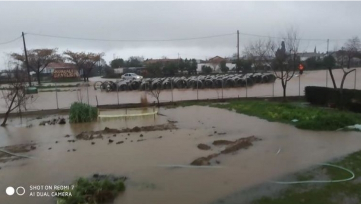 Ροδόπη: Πλημμύρες και προβλήματα στο οδικό δίκτυο από τη βροχόπτωση – Επιχείρηση διάσωσης κτηνοτρόφου