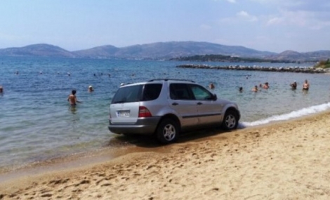 Απίστευτο κι όμως ελληνικό: Έκαναν μπάνιο στη θάλασσα και έπεσε ένα αυτοκίνητο πάνω τους!