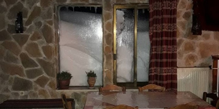 Το χιόνι... σκέπασε ταβέρνα στην Κρήτη (φωτό)