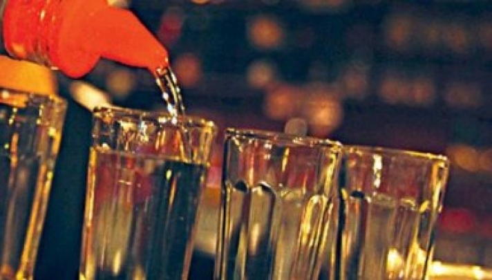 ΜΕΤΑ ΑΠΟ ΕΦΟΔΟ - ΣΔΟΕ: Βρέθηκαν χιλιάδες φιάλες με ποτά «μπόμπες» σε κάβα στο Περιστέρι