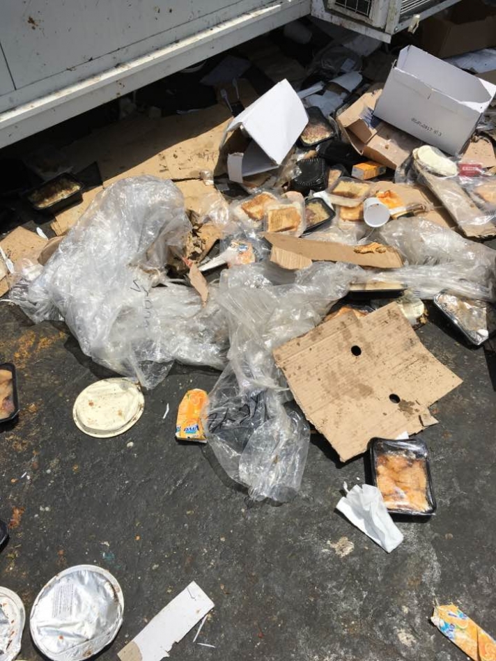 Στα σκουπίδια πετούν οι λαθρομετανάστες το φαγητό που πληρώνεται με τα λεφτά του Ελληνικού Λαού!