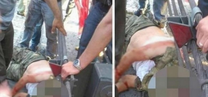 Φρίκη: Εξαγριωμένο πλήθος έκοψε το λαιμό στρατιώτη που παραδόθηκε (Σκληρές Εικόνες)