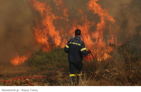 Liveblog: Τιτάνια μάχη με τις φλόγες σε Ρόδο και Κάρυστο - Εκκενώθηκαν επτά χωριά, κάηκαν σπίτια