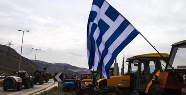 Δυτική Ελλάδα: Παρατεταγμένα τρακτέρ και μπλόκα στο εθνικό δίκτυο
