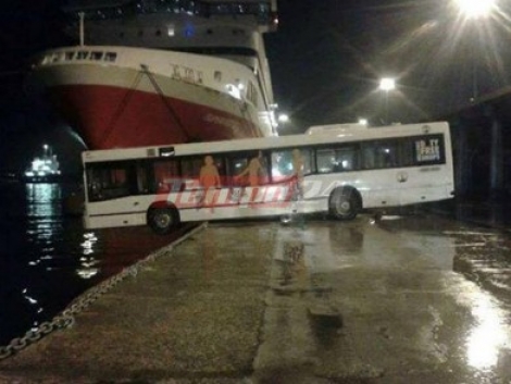 Λιμάνι Πάτρας: Λεωφορείο βρέθηκε με την μπροστινή του όψη στη...θάλασσα!