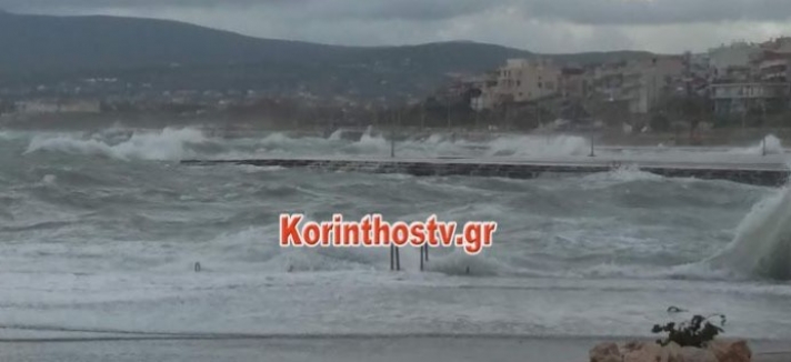 Γιγαντιαία κύματα στην Κόρινθο- Εφτασαν μέχρι... πάρκινγκ αυτοκινήτων [εικόνες & βίντεο]
