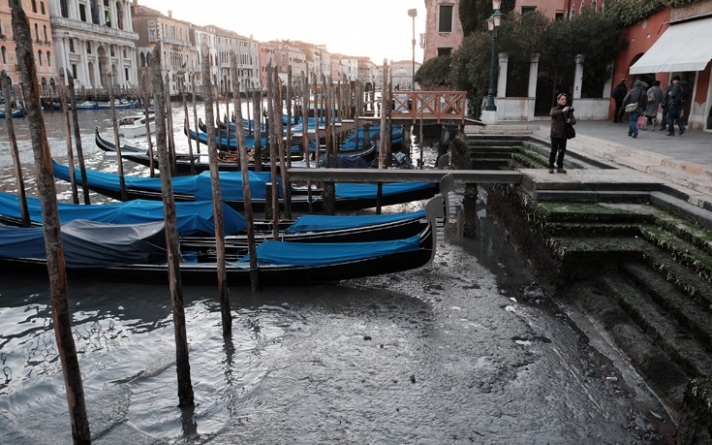 Απίστευτο : ΦΩΤΟ - Στέγνωσαν τα κανάλια της Βενετίας