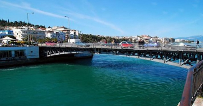 Χαλκίδα: 45χρονος δεν άντεξε την γκρίνια της γυναίκας του και την πέταξε από την παλαιά γέφυρα στην θάλασσα!
