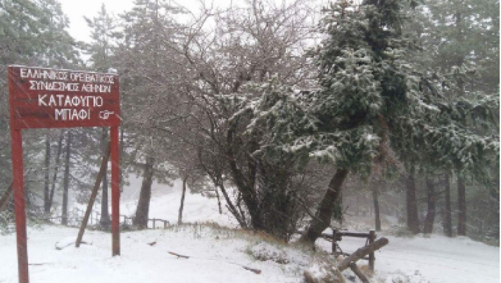 ΤΩΡΑ - Χιονίζει στην Πάρνηθα - «Βουτιά» του υδράργυρου σε πολλές περιοχές