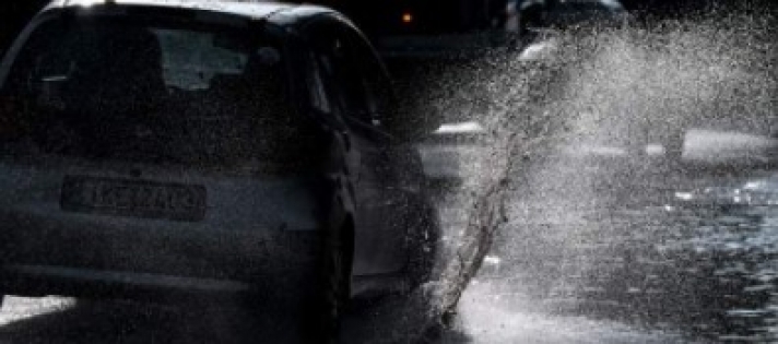 Ζευγάρι στο Κιάτο εγκλωβίστηκε στο αυτοκίνητό του, λόγω της καταρρακτώδους βροχής