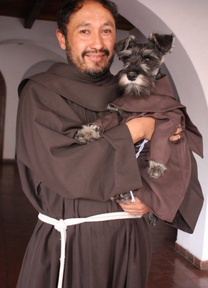Μοναστήρι υιοθέτησε αδέσποτο σκύλο και τώρα αυτός απολαμβάνει τη ζωή του ως μοναχός