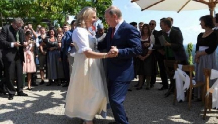 ΦΩΤΟ - Αντιδράσεις για την παρουσία Πούτιν στον γάμο της υπουργού Εξωτερικών της Αυστρίας Κάριν Κνάισλ
