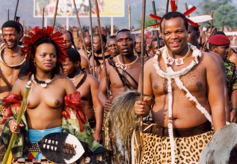 ΦΩΤΟ - Ζουαζιλάνδη! Όταν χιλιάδες γυμνόστηθες παρθένες χορεύουν για χάρη του βασιλιά τους!