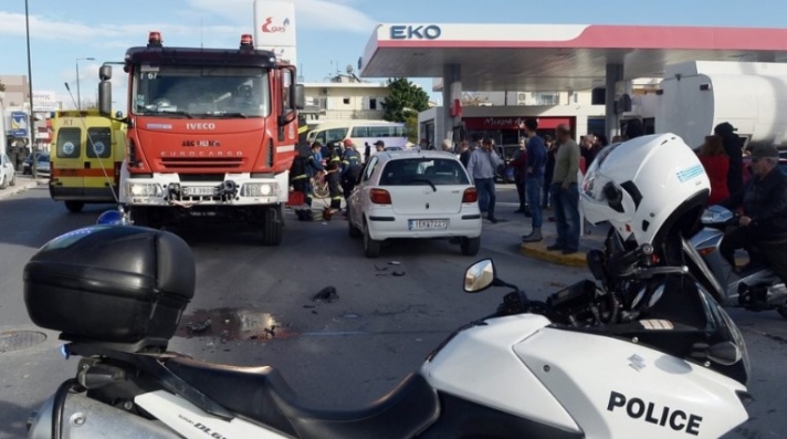 Κόρινθος: Σοβαρό τροχαίο με μοτοσικλετιστή - «Σφηνώθηκε» κάτω από αυτοκίνητο