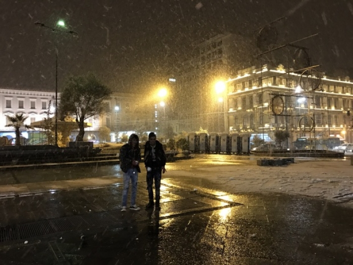 ΦΩΤΟ - Το'στρωσε ακόμα και στήν Ομόνοια !!! Κλειστά τα σχολεία στην Αθήνα αύριο Τρίτη λόγω χιονιού