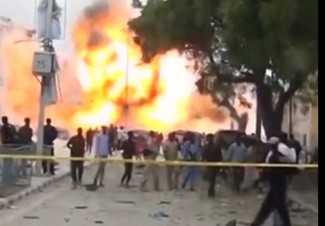 Η στιγμή της έκρηξης παγιδευμένου αυτοκινήτου έξω από ξενοδοχείο στη Σομαλία