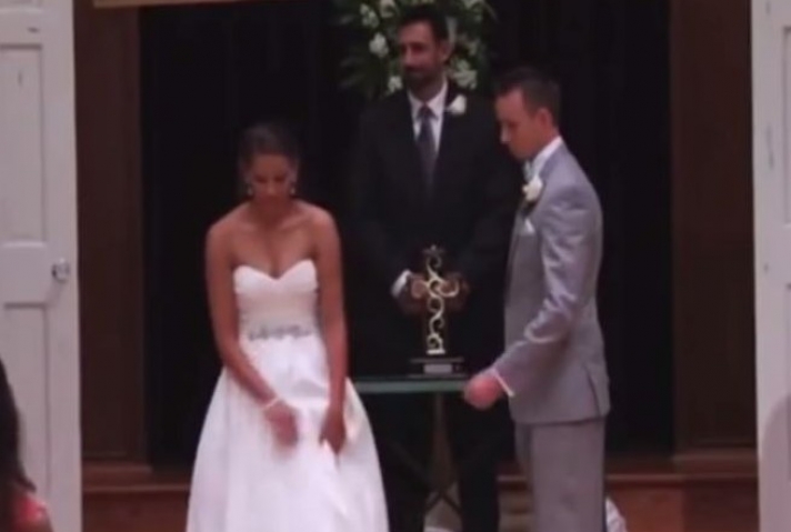 Η μοναδική έκπληξη της νύφης στον γαμπρό Δείτε το βίντεο από την συγκινητική στιγμή