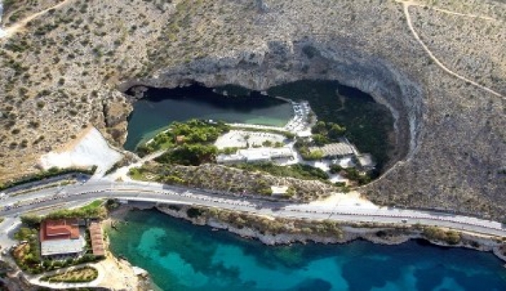 ΒΙΝΤΕΟ - Λίμνη της Βουλιαγμένης: Τα σπήλαια, ο θρύλος της γοργόνας και οι 8 νεκροί δύτες