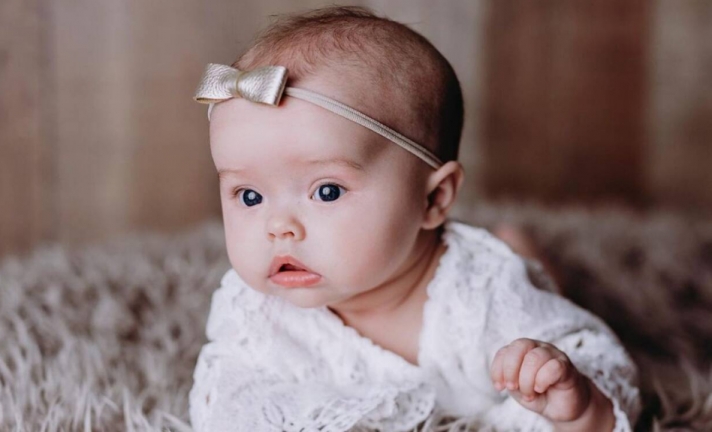 Το μωρό με τα υπέροχα χαρακτηριστικά του τρέλανε το Instagram (pics)