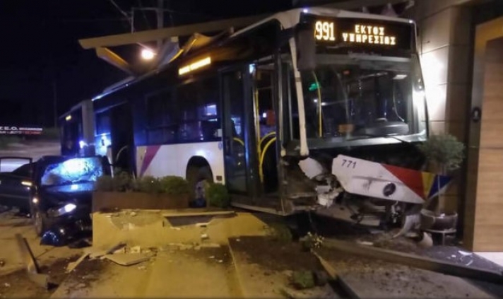 Σοκαριστικό video: Η στιγμή που λεωφορείο στη Θεσσαλονίκη έπεσε πάνω σε καφετέρια!