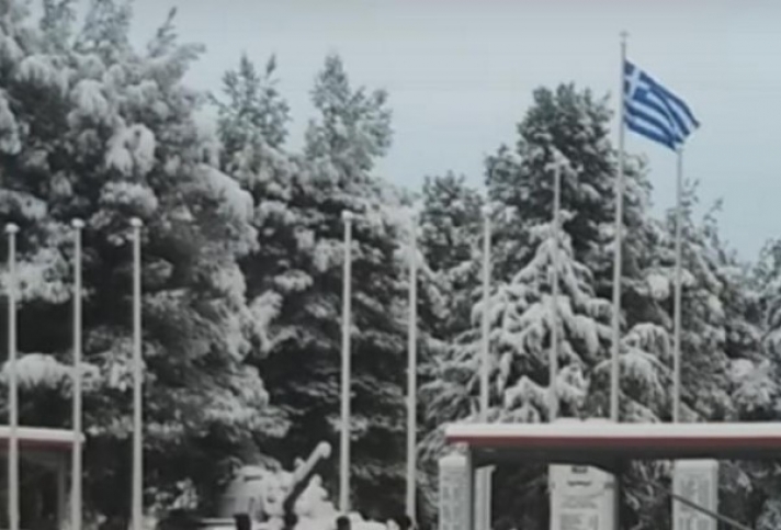 Αυλώνας: Στρατιώτες σε στάση προσοχής στα χιόνια για την έπαρση της ελληνικής σημαίας – Η στεντόρεια φωνή τους – video