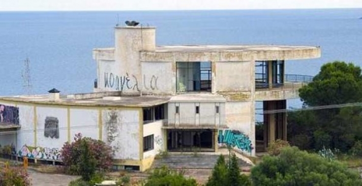 Ρημάζει το «καταραμένο» ξενοδοχείο στην Μάνη όπου έμενε η Αντζελίνα Τζολί