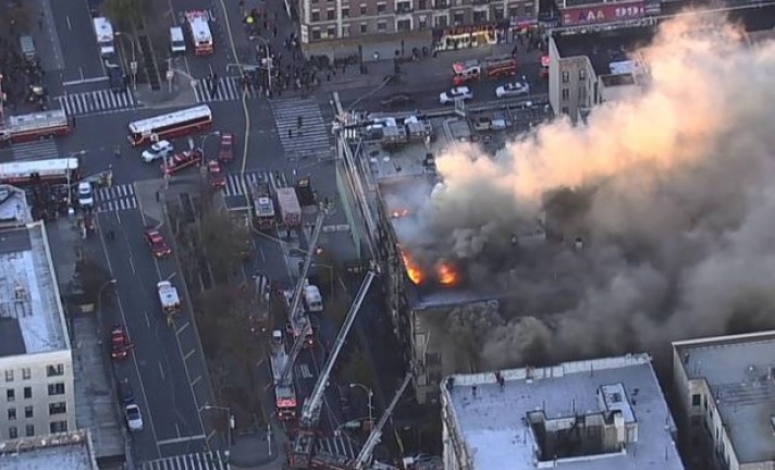 Συναγερμός στη Νέα Υόρκη: Στις φλόγες εξαώροφο κτίριο