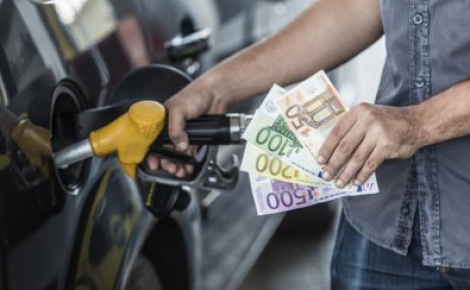 «ΦΩΤΙΑ» ΣΤΙΣ ΑΝΤΛΙΕΣ - Ακριβότερα τα καύσιμα: Τριπλό σοκ για εκατομμύρια οδηγούς