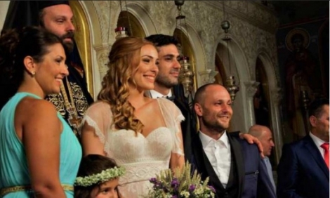 ΠΑΤΡΑ - ΔΕΙΤΕ ΦΩΤΟ: Η νύφη πέρασε «χειροπέδες» στον γαμπρό! - ΦΩΤΟ