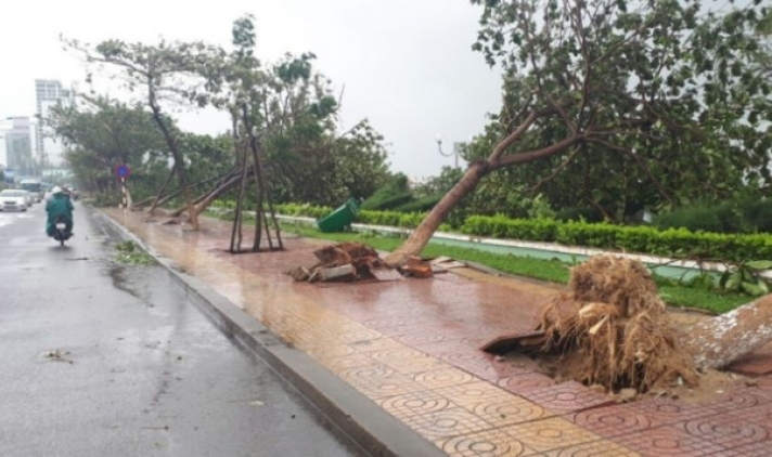Ο τυφώνας Ντάμρεϊ «σφυροκοπάει» το Βιετνάμ: Τουλάχιστον 27 νεκροί