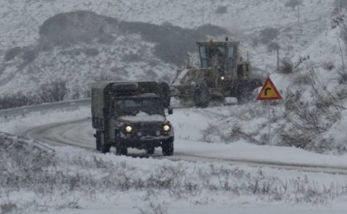 Καιρός ΤΩΡΑ: Στο έλεος του χιονιά η Κύμη - Μηχανήματα του στρατού για να ανοίξουν οι δρόμοι