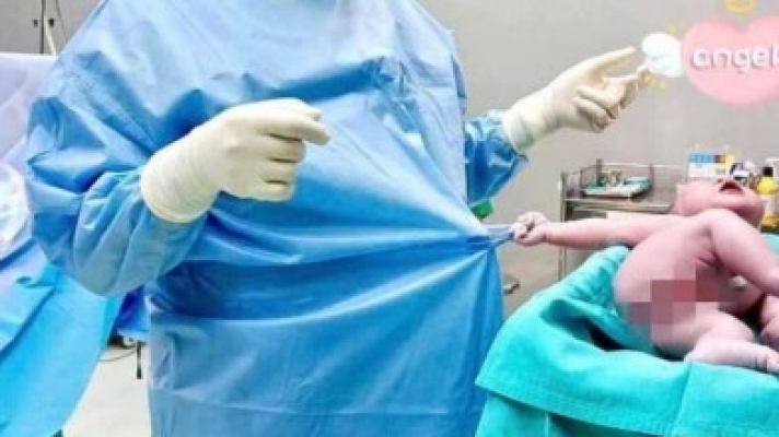 «Επ, για που το βαλες»; Δείτε τη viral φωτογραφία του «ζόρικου» νεογέννητου που… δεν αφήνει τον γιατρό να φύγει