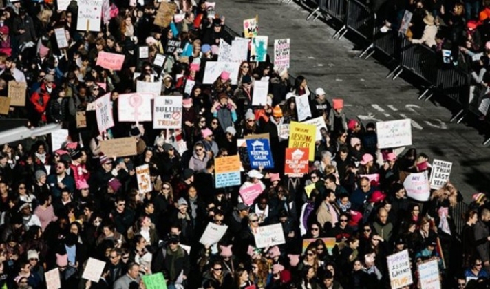Χιλιάδες γυναίκες στα ροζ διαδήλωσαν κατά του Τραμπ στις ΗΠΑ