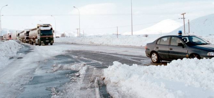 Εκατοντάδες αυτοκίνητα εγκλωβίστηκαν στην Εθνική οδό από τα χιόνια