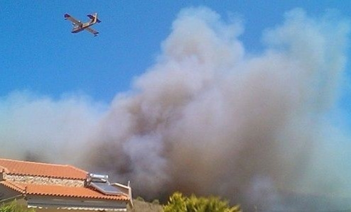 Απειλούνται σπίτια από την πυρκαγιά στην Πλάκα Κερατέας