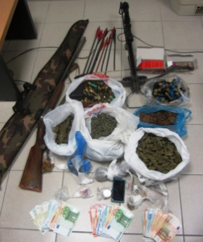 KOΡΙΝΘΟ : Συνελήφθη ένα (1) άτομο για παράβαση των νομοθεσιών για τα ναρκωτικά και τα όπλα