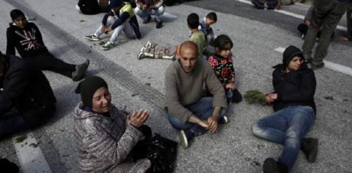 Κοντά στον σιδηροδρομικό σταθμό Θεσσαλονίκη: Έληξαν την καθιστική διαμαρτυρία τους οι πρόσφυγες