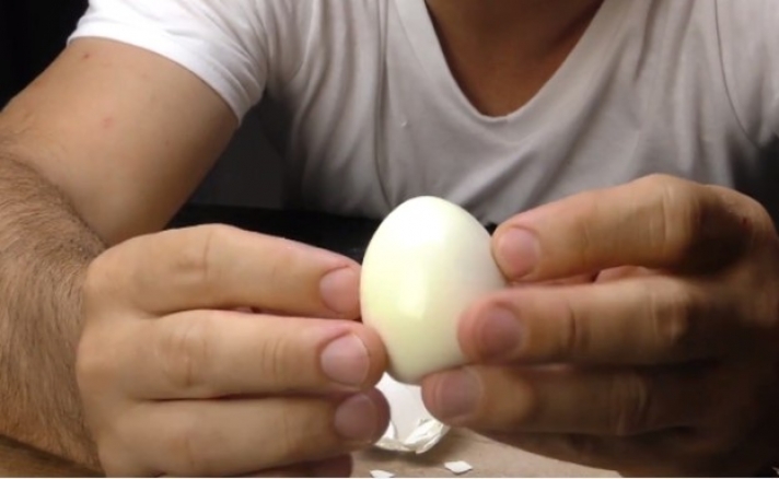 Θα το δοκιμάσετε αμέσως! Πήρε ένα αυγό και το καθάρισε με ένα... φύσημα (video)
