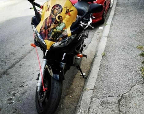 Άναυδοι έμειναν οι περαστικοί όταν είδαν αυτήν την μοτοσικλέτα στο κέντρο της Αθήνας (photo)