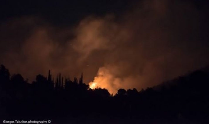 Ανεξέλεγκτη η φωτιά στη Στιμάγκα Κορινθίας - Εξαιρετικά δύσκολο παραμένει το έργο της Πυροσβεστικής (φώτο)