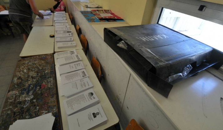 Δημοτικές εκλογές 2019 - Καλλιθέα: Άγνωστοι κατέστρεψαν όλα τα ψηφοδέλτια της Χρυσής Αυγής (pics)