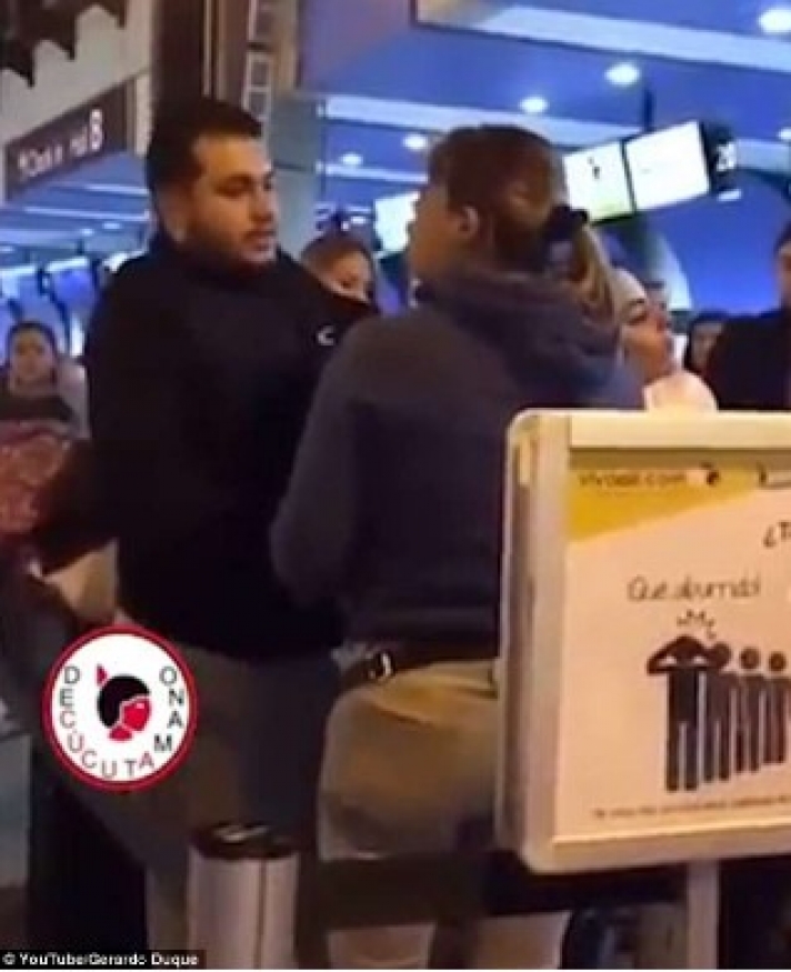 ΒΙΝΤΕΟ - Έπιασε τον άντρα της στο αεροδρόμιο να φεύγει διακοπές με την ερωμένη και έγινε χαμός