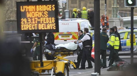 Συναγερμός στο Λονδίνο: Πυροβολισμοί στη Βουλή και παράσυρση πεζών στη γέφυρα Westminster