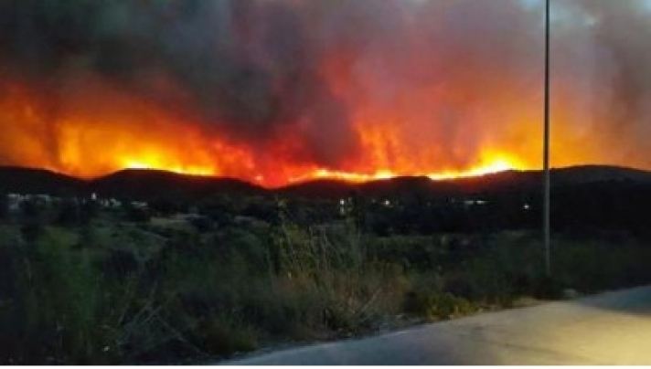 ΒΙΝΤΕΟ - Σε κατάσταση έκτακτης ανάγκης η Χίος - Εκκενώθηκαν χωριά - Κάηκαν δύο σπίτια