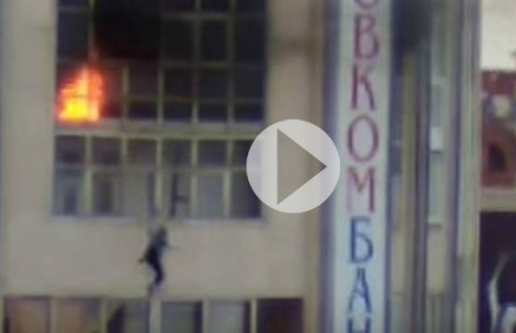 Βίντεο σοκ: 9χρονος πηδάει στο κενό για να γλιτώσει από τις φλόγες που τύλιξαν το σπίτι του
